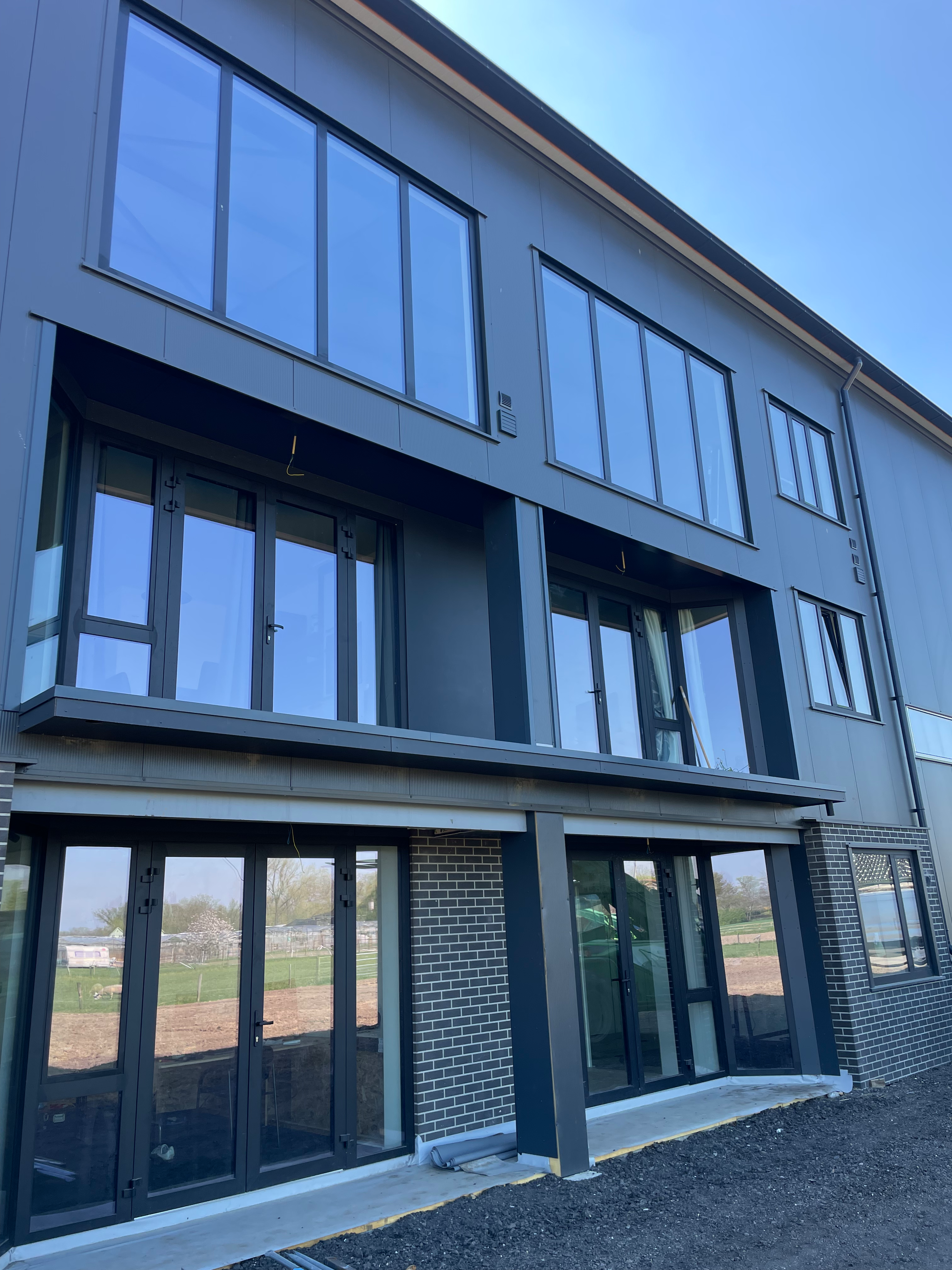 Nieuwbouw loods en kantoren te Poederoijen